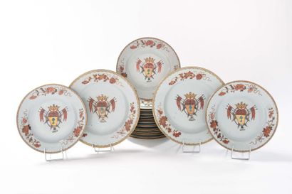  CHINE Dix-neuf assiettes et deux plats ronds en porcelaine à décor en rouge de fer,...