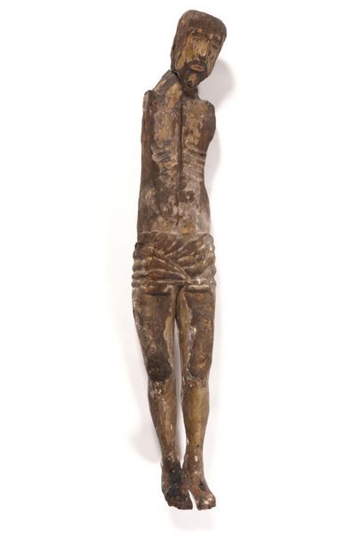 null Grand Christ en bois sculpté avec restes de polychromie. La taille est ceinte...