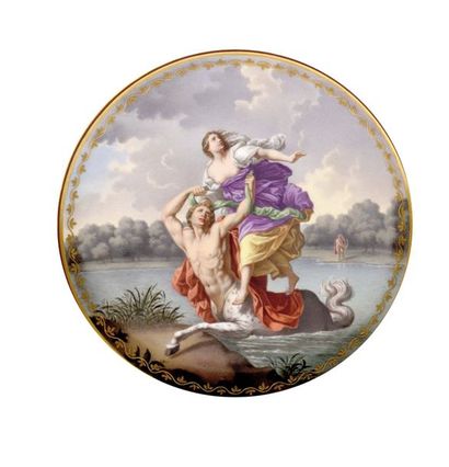 null VIENNE Deux assiettes en porcelaine à décor polychrome sur l’une de Nessus et...