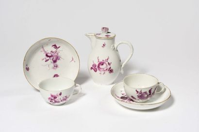 null Meissen Verseuse couverte et deux tasses à thé et leur soucoupe en porcelaine...