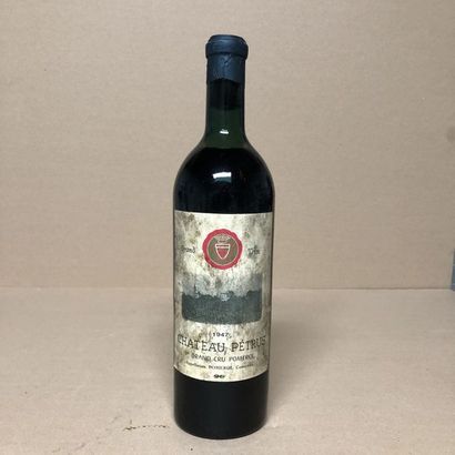 null 1 bouteille CHÂTEAU PETRUS 1947 (niveau haute épaule, étiquette très tachée,...