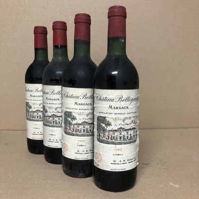 4 bouteilles CHÂTEAU BELLEGARDE 1982 (niveaux...