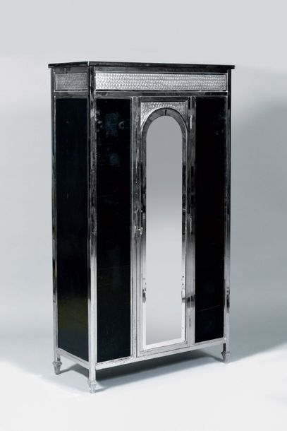 null TRAVAIL DES ANNEES 1920 Cabinet en métal chromé à panneaux de contreplaqué noir...