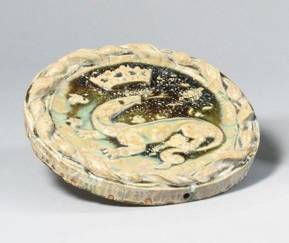 null ALEXANDRE BIGOT (1862-1927) Médaillon rondo en grès émaillé à décor de salamandre...