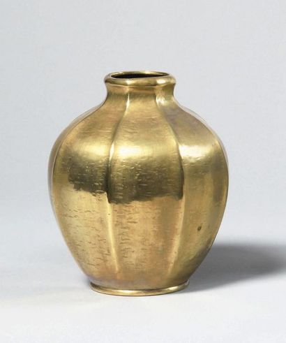 null GEORGES CAPON (c.1880-1922) Vase ovoïde à côtes saillants et col resserré sur...