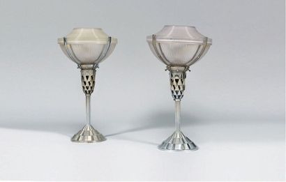 null PAIRE DE LAMPES en métal chromé à globes striés, base et corolle en bronze nickelé,...