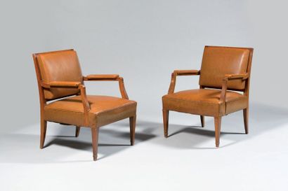 null TRAVAIL DES ANNEES 1940 Paire de fauteuils en hêtre teinté, pied antérieurs...