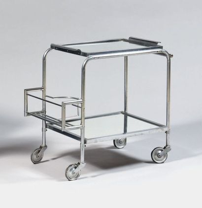 null TRAVAIL MODERNISTE Table roulante en tube de métal chromé, à deux plateaux rectangulaires...