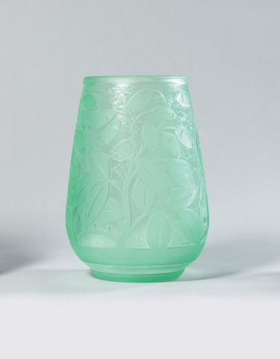 null DAUM NANCY FRANCE Grand vase en verre vert à décor granité d’arbres fruitiers...