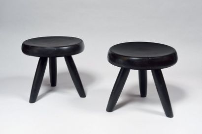 null CHARLOTTE PERRIAND (1903-1999) « Berger » Paire de tabourets tripodes à assise...
