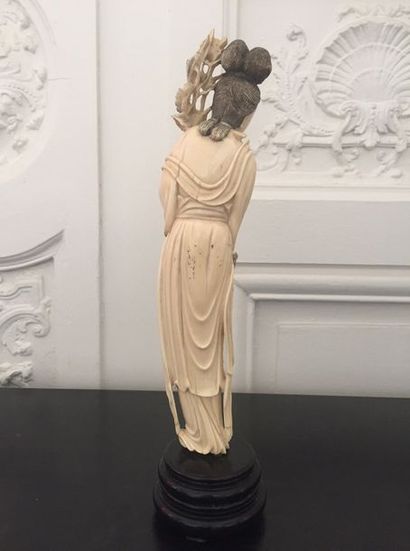 null JAPON Okimono en ivoire sculpté représentant une geisha. Vers 1930 Haut : 28...