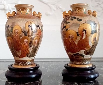 null JAPON Paire de petits vases en Céramique de Satsuma Période Meiji (1868-1912)...