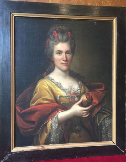 null ECOLE FRANCAISE du XVIIIème siècle Portrait de dame de qualité Huile sur toile...