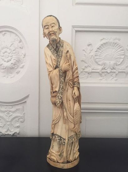 null JAPON Grand okimono en ivoire sculpté représentant un pêcheur. Vers 1930 Haut...