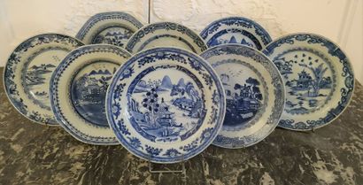 null CHINE Ensemble de 6 assiettes plates en porcelaine bleu et blanc et 2 creuses....