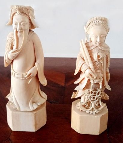 null CHINE Ensemble de deux okimonos en ivoire sculpté représentant une gardienne...