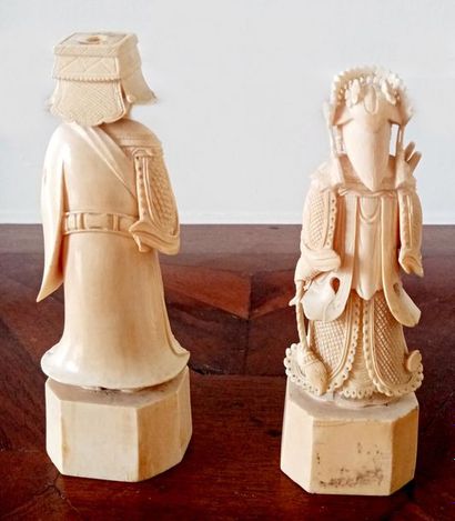 null CHINE Ensemble de deux okimonos en ivoire sculpté représentant une gardienne...