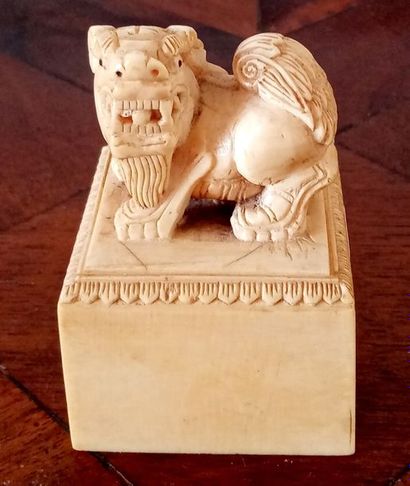 null CHINE Cachet en ivoire sculpté d'un chien de Fô. XXème siècle 7 x 5 x 5 cm