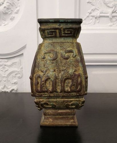 null CHINE Vase quadrangulaire dans le style archaïque en Bronze à patine chimique...