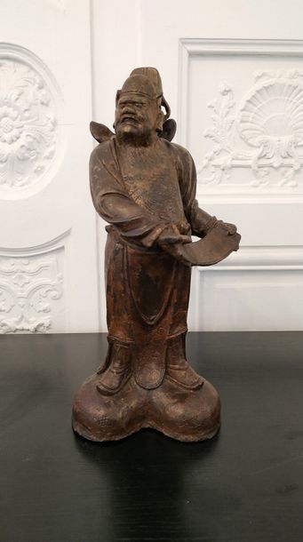 null CHINE Figurine en bronze anciennement laqué à patine brune représentant un gardien...