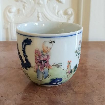 null CHINE Petit bol en porcelaine décoré d'enfants et d'une inscription poétique.au...