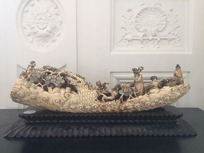 null CHINE Groupe en ivoire sculpté dans une défense à décor d'une embarcation de...