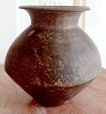 null PREHISTOIRE Vase poterie grise à décor lissé. Turang Tepe (Iran), début second...