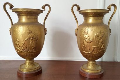 null Ferdinand BARBEDIENNE (1810-1892) Paire de vases en bronze doré à décor de scènes...