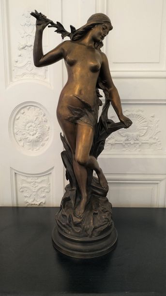 null Edouard DROUOT (1859-1945) Nu féminin dans un entourage feuillagé Bronze à double...