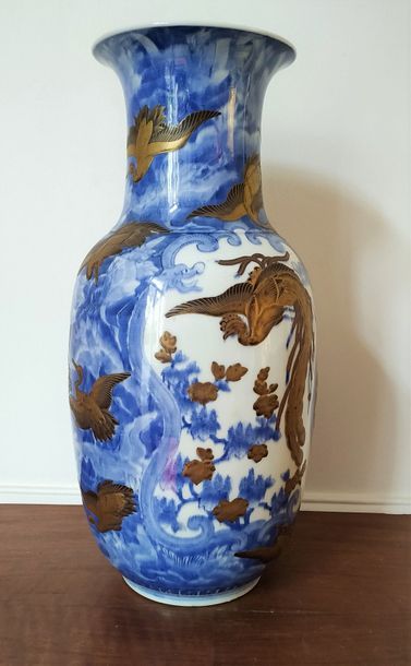 null JAPON Vase balustre en faience bleu et blanc à décor réhaussé or de hérons et...