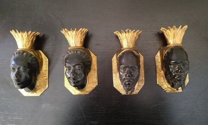 null Deux paires d' APPLIQUES en bronze doré et patiné à décor de têtes de nubiens...