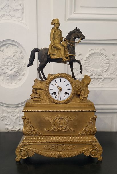 null PENDULE en bronze à double patine brune et dorée figurant Napoléon sur son cheval...