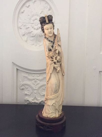 null JAPON Okimono en ivoire sculpté d'une geisha. Début XXème siècle Haut : 29 cm...