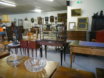 null Photo d'ensemble : Commode, bureau, fauteuil, lustre, miroir, cuivre, argenterie,...