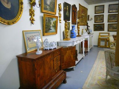 null Photo d'ensemble : Commode, bureau, fauteuil, lustre, miroir, cuivre, argenterie,...