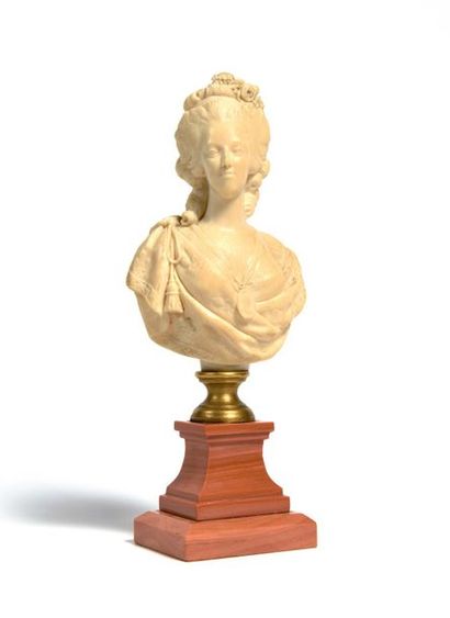 null MARIE?ANTOINETTE Buste en ivoire de la Reine Marie-Antoinette sur piédouche...