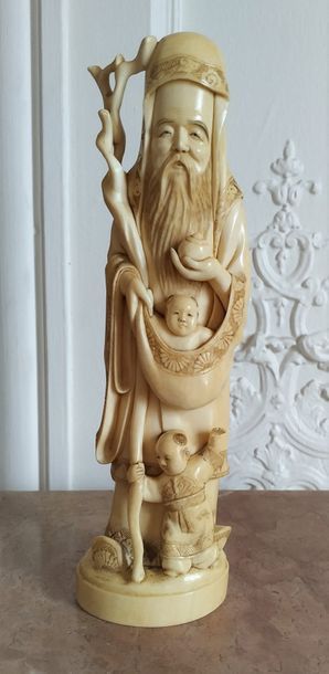 null JAPON Okimono en ivoire sculpté représentant un sage et ses enfants. Cachet...