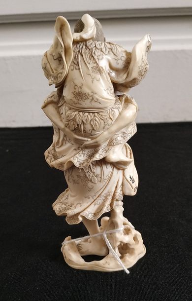 null CHINA Group in ivory carved and engraved with two characters. Around 1930 High:...