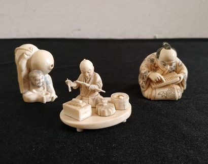 null CHINE Ensemble de trois netsukes en ivoire gravé et polychrome. Vers 1930/40...