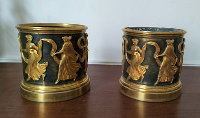 null PAIR OF GARDENERS in gilded bronze with a circular shape and patina decorated...