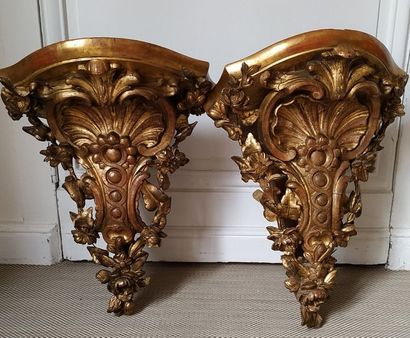 null PAYS OF CONSOLUARS OF corner lamps in gilded wood moulded, openworked and carved...