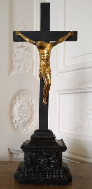 null CHRIST DE CALVAIRE en bronze doré sur croix et socle en bois noirci. XVIIème...