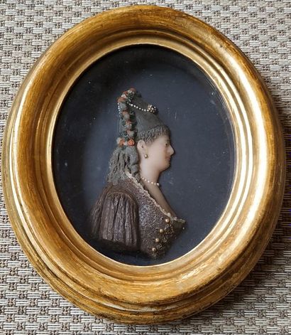 null Wax MEDAL representing the profile of a quality lady. Oval frame in gilded wood....
