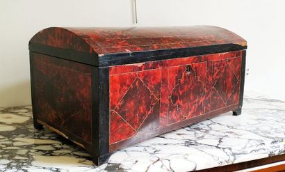 null Rectangular box set in red tortoise shell veneer with geometric decoration of...