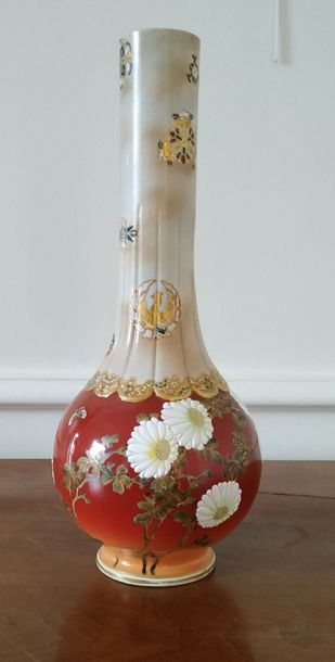 null JAPAN Stasuma long neck earthenware vase with polychrome enamelled decoration....