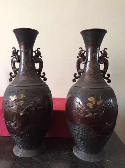 null JAPAN Pair of baluster vases in repoussé and carved bronze with landscape and...