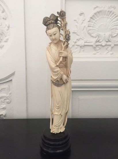 null JAPAN Okimono in carved ivory representing a geisha. Around 1930 High: 28 cm...