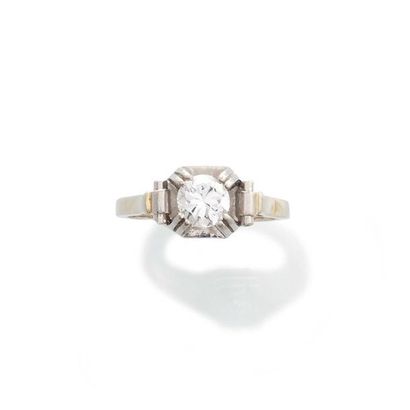 null SOLITARY RING in 750-thousandths white gold with a modern brilliant-cut diamond...