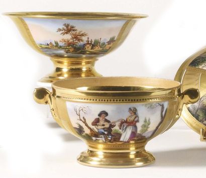 null Paris Circular bowl with porcelain pedestal with gold base and polychrome decoration...