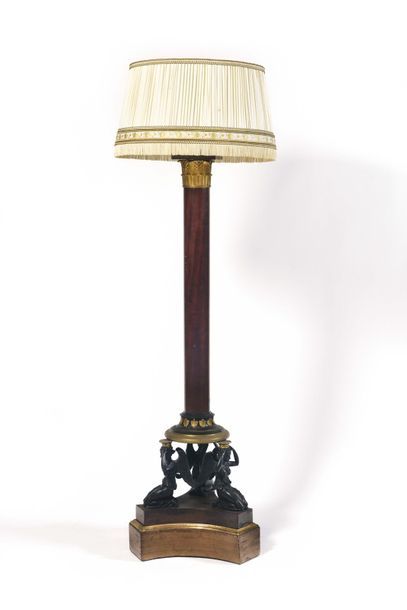 null Mahogany and mahogany veneer floor lamp, composed of a column-shaped shaft surmounted...